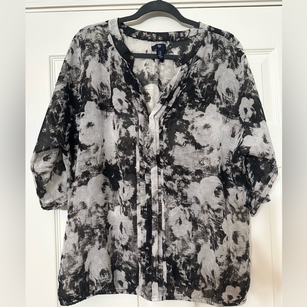 Cute Gap top! Sz XL. Can dress up or go casual!